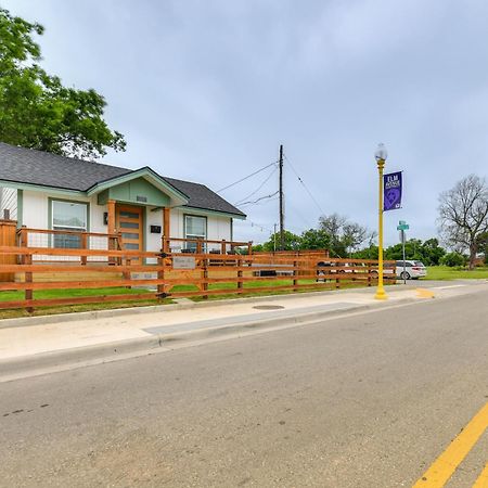 Chic Waco Studio With Fire Pit - 2 Mi To Downtown! Apartment Exterior photo